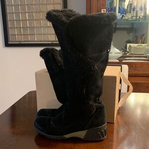 Khombu Black Winter Boots with Fur Trim